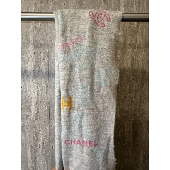 Chanel Gray Multicolor Logo Pattern Scarf 43% Cashmere 36% Wool 21% Silk Made In - Picture 9 of 16